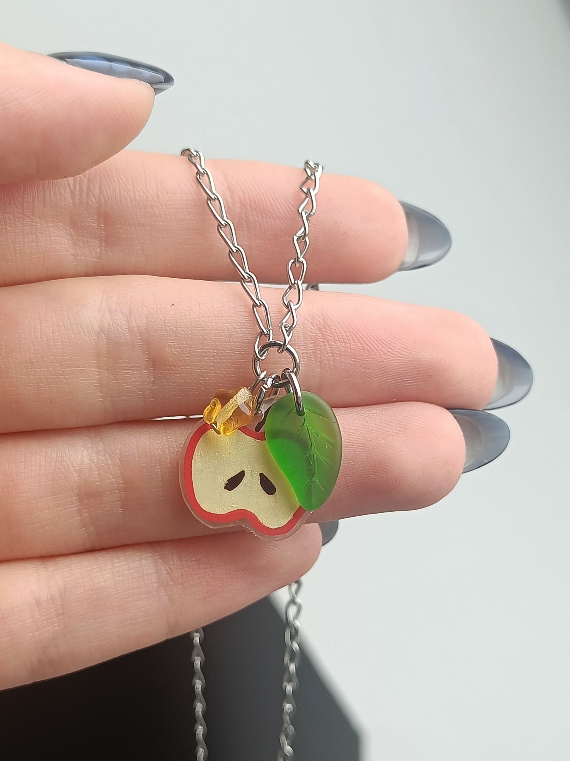 APPLE CHAIN NECKLACE