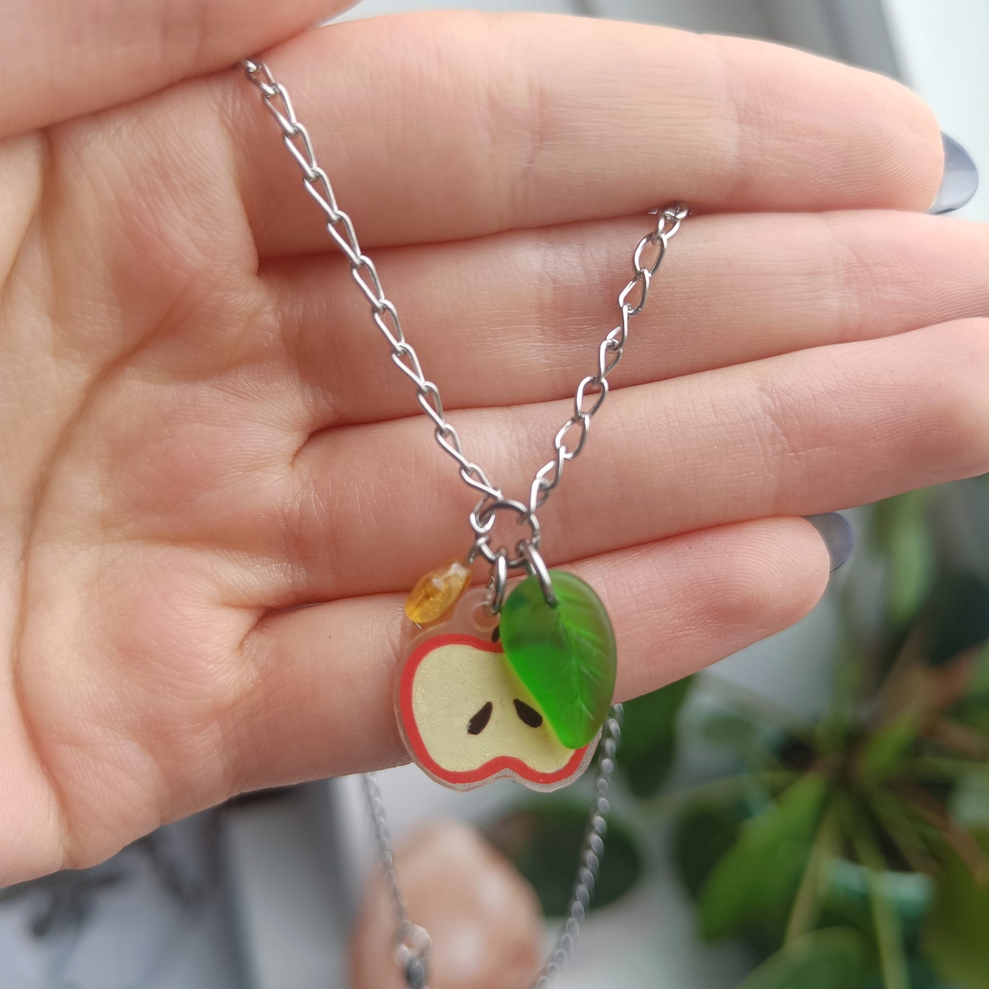 APPLE CHAIN NECKLACE
